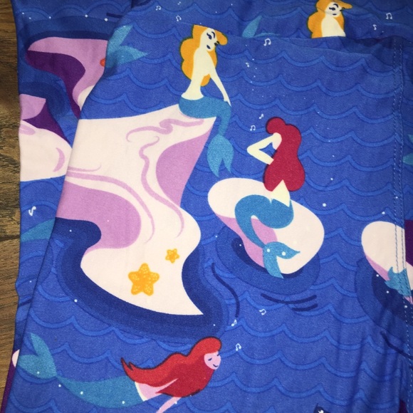 Ambrie Plus Size - Picture 4 of 5